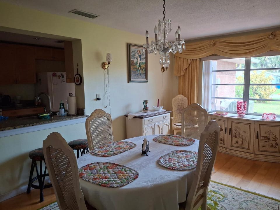 Family retreat with lake views and near Disney House in Osceola County