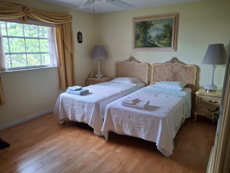 Family retreat with lake views and near Disney House in Osceola County