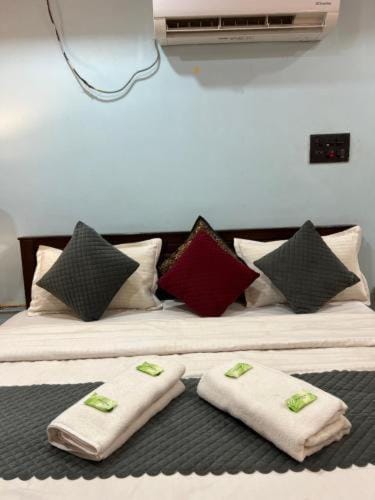 Bed, Living room, Photo of the whole room, Seating area, Bedroom, internet, towels, air conditioner