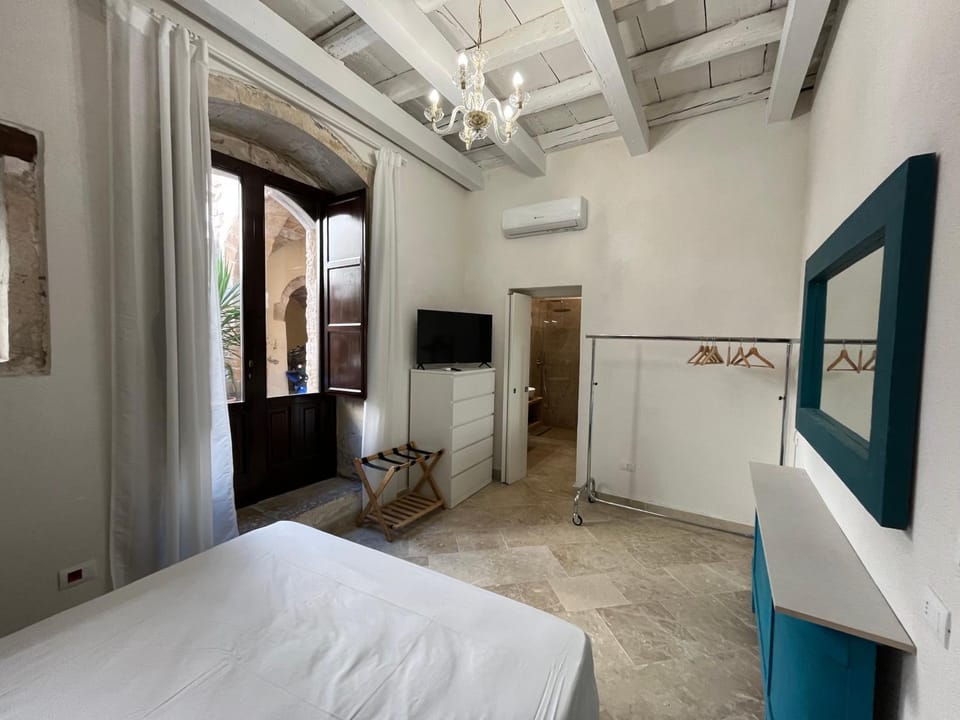 TV and multimedia, Photo of the whole room, Bedroom