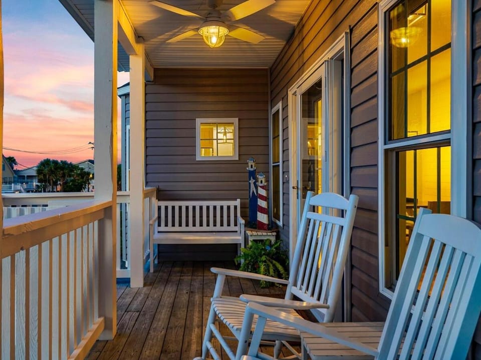 FREEDOM! 100 yds to the Beach with lake view too! House in North Myrtle Beach