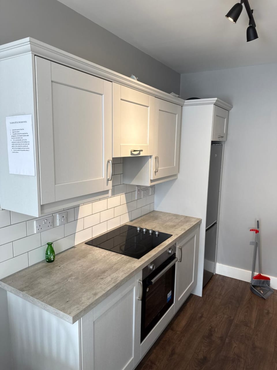 Kitchen or kitchenette, dishwasher, stove