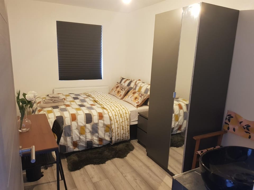 A Very NICE ROOM WITH PRIVATE TOILET AND SHOWER Bed and Breakfast in Ilford