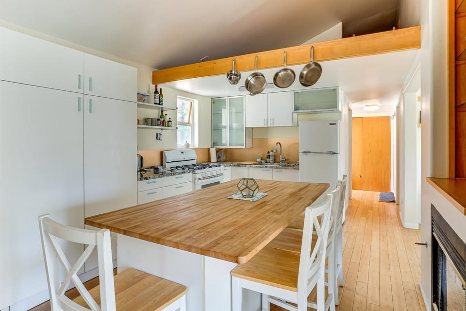 Outdoor Adventure Haven - 15 Mi to Mount Shasta! House in California