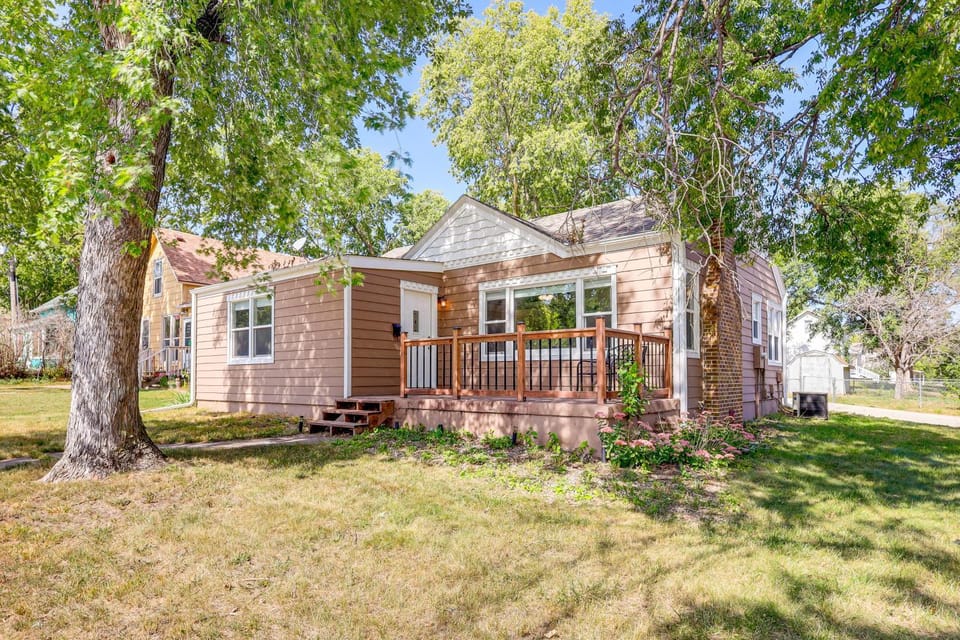 Half-Mi to Dtwn Yankton & River: Charming Home! House in Yankton
