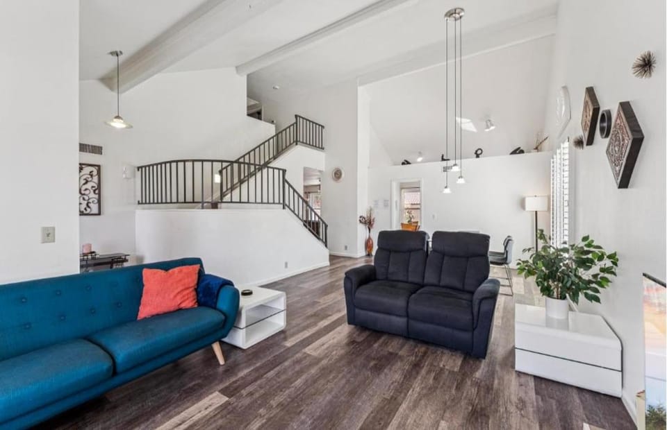 Luxury Home in Phoenix Peoria for 16 Guests & Pool House in Glendale