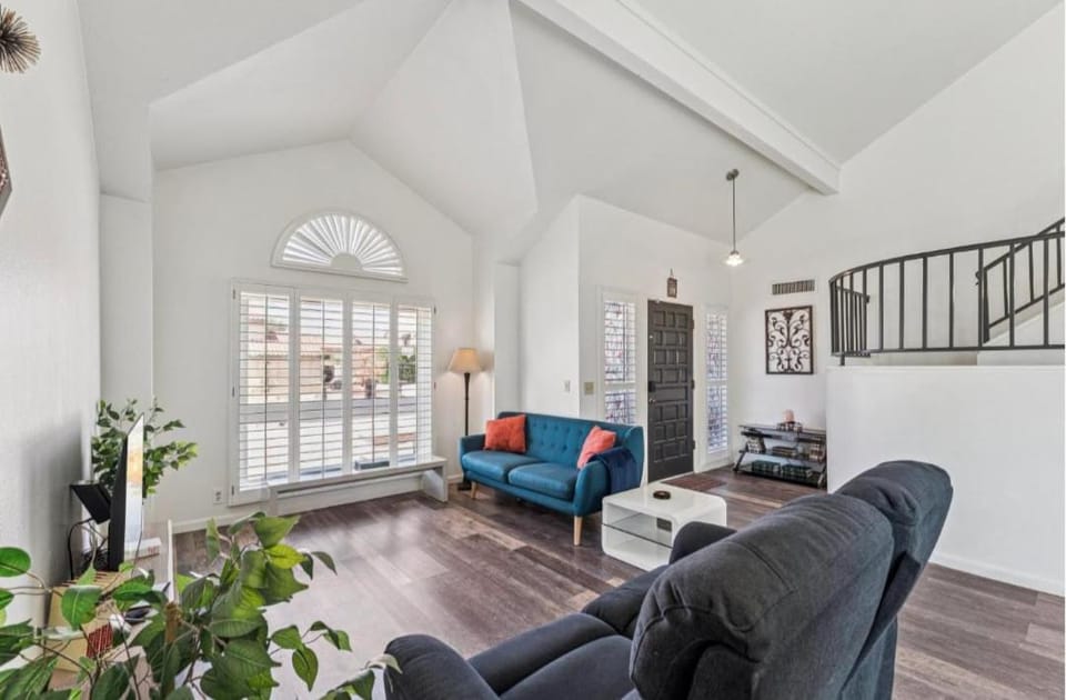 Luxury Home in Phoenix Peoria for 16 Guests & Pool House in Glendale