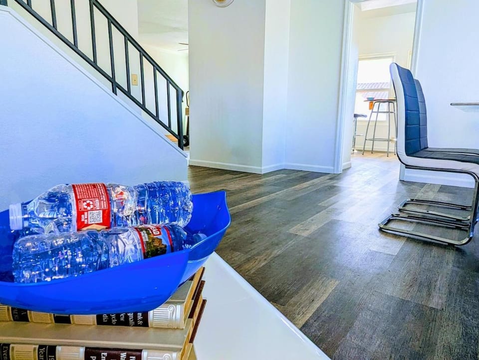 Luxury Home in Phoenix Peoria for 16 Guests & Pool House in Glendale