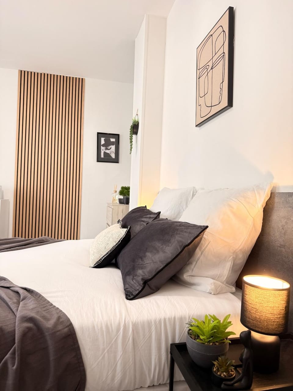 Bed, Living room, Photo of the whole room, Bedroom