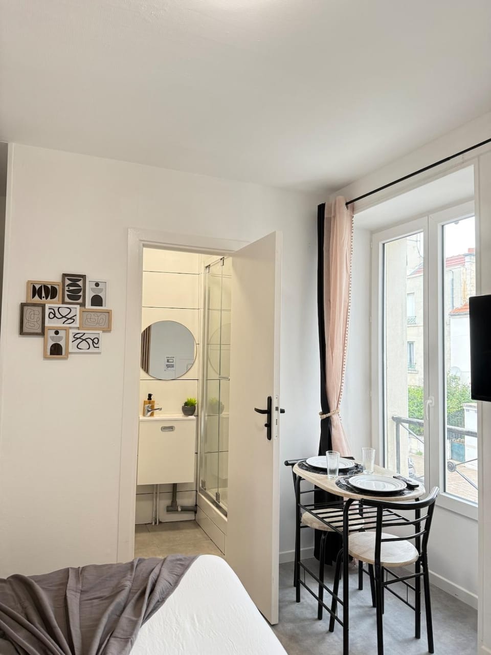 Bed, Kitchen or kitchenette, Living room, Photo of the whole room, Seating area, Dining area, Bedroom, hair dresser