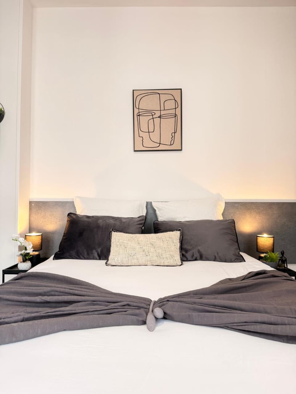 Bed, Living room, Photo of the whole room, Seating area