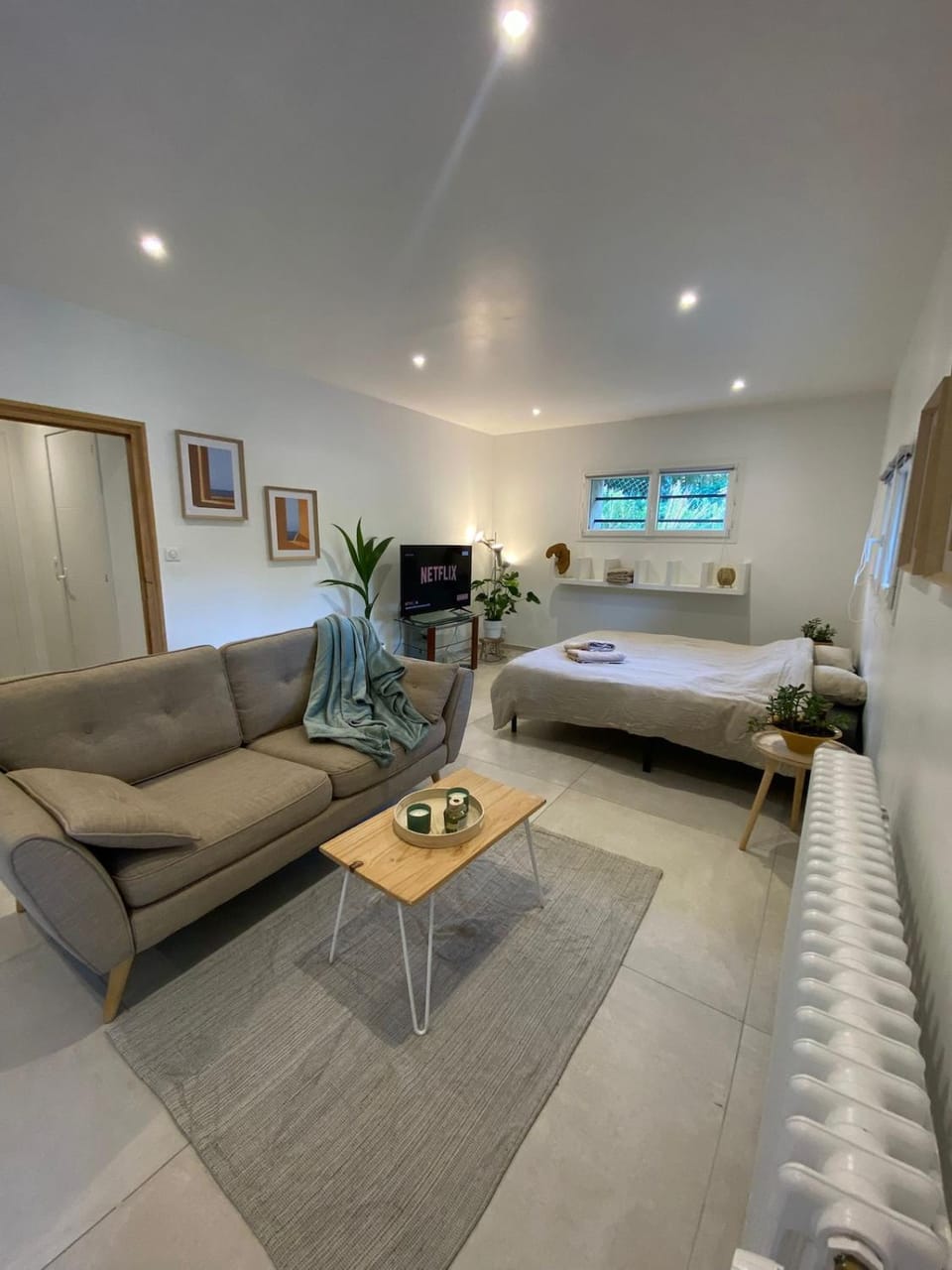 Bed, TV and multimedia, Living room, Photo of the whole room, Seating area, Bedroom