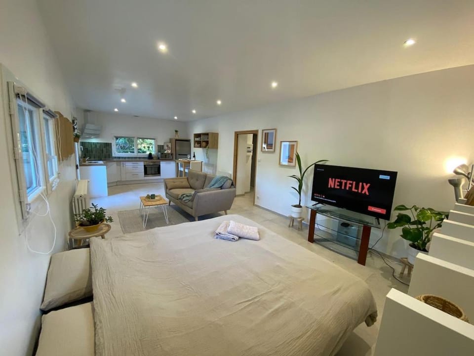 TV and multimedia, Living room, Photo of the whole room, Bedroom
