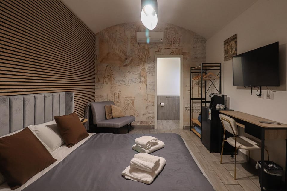 Bed, TV and multimedia, Photo of the whole room, Bedroom, towels