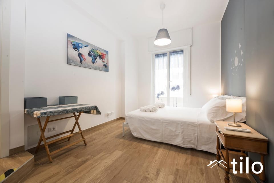Bed, TV and multimedia, Photo of the whole room, hair dresser