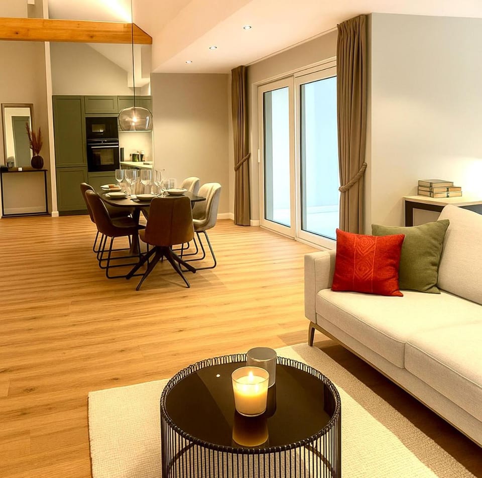 TV and multimedia, Kitchen or kitchenette, Living room, Seating area, Dining area