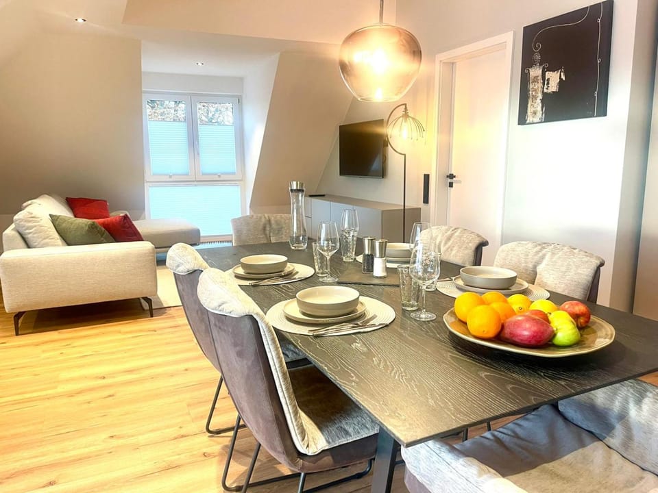 TV and multimedia, Living room, Food and drinks, Seating area, Dining area