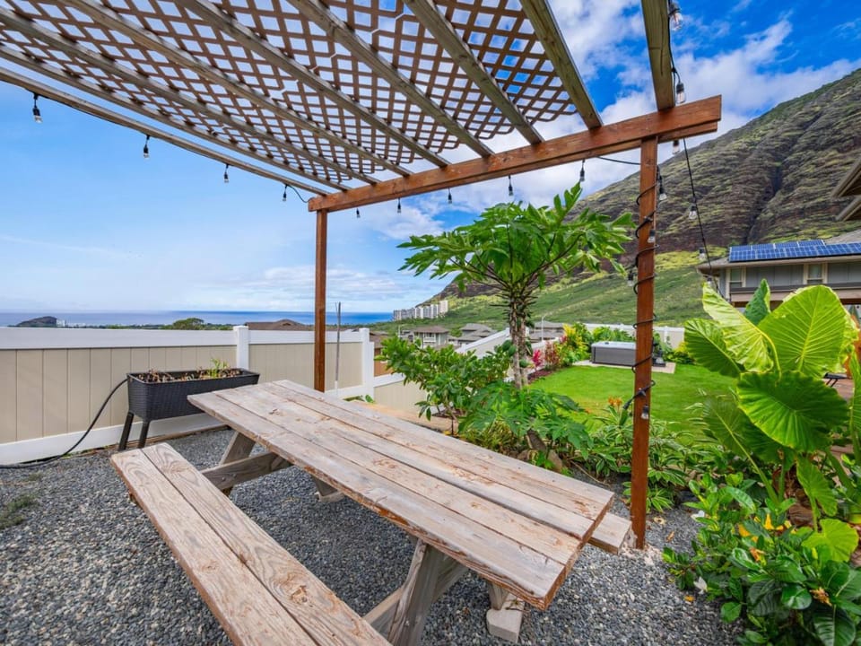 3BR, Near Beach, Game RM, Private Spa, Pool, Gym House in Makaha Valley