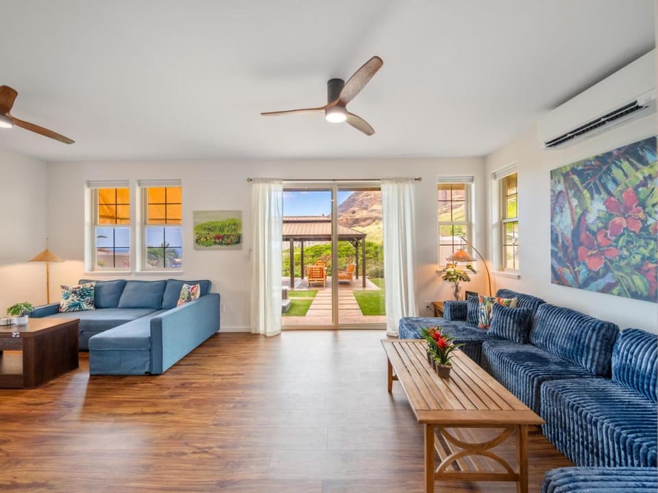 Kalo Homes - Immersed in Aloha House in Makaha Valley