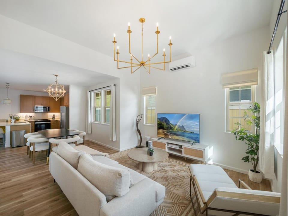 4 BDRM, Near beach, Free Prking, HotTub, Pool, Gym House in Makaha Valley