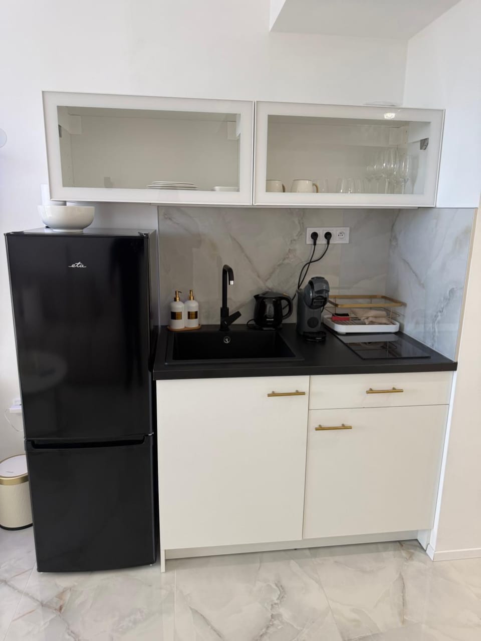 Kitchen or kitchenette, minibar, stove