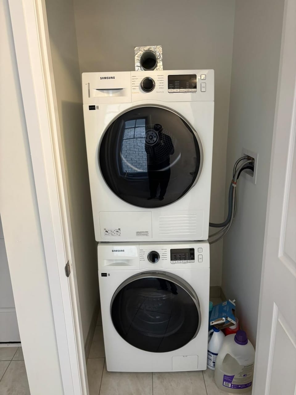 Modern Stylish Cozy Home Balcony Wifi House in Hamilton