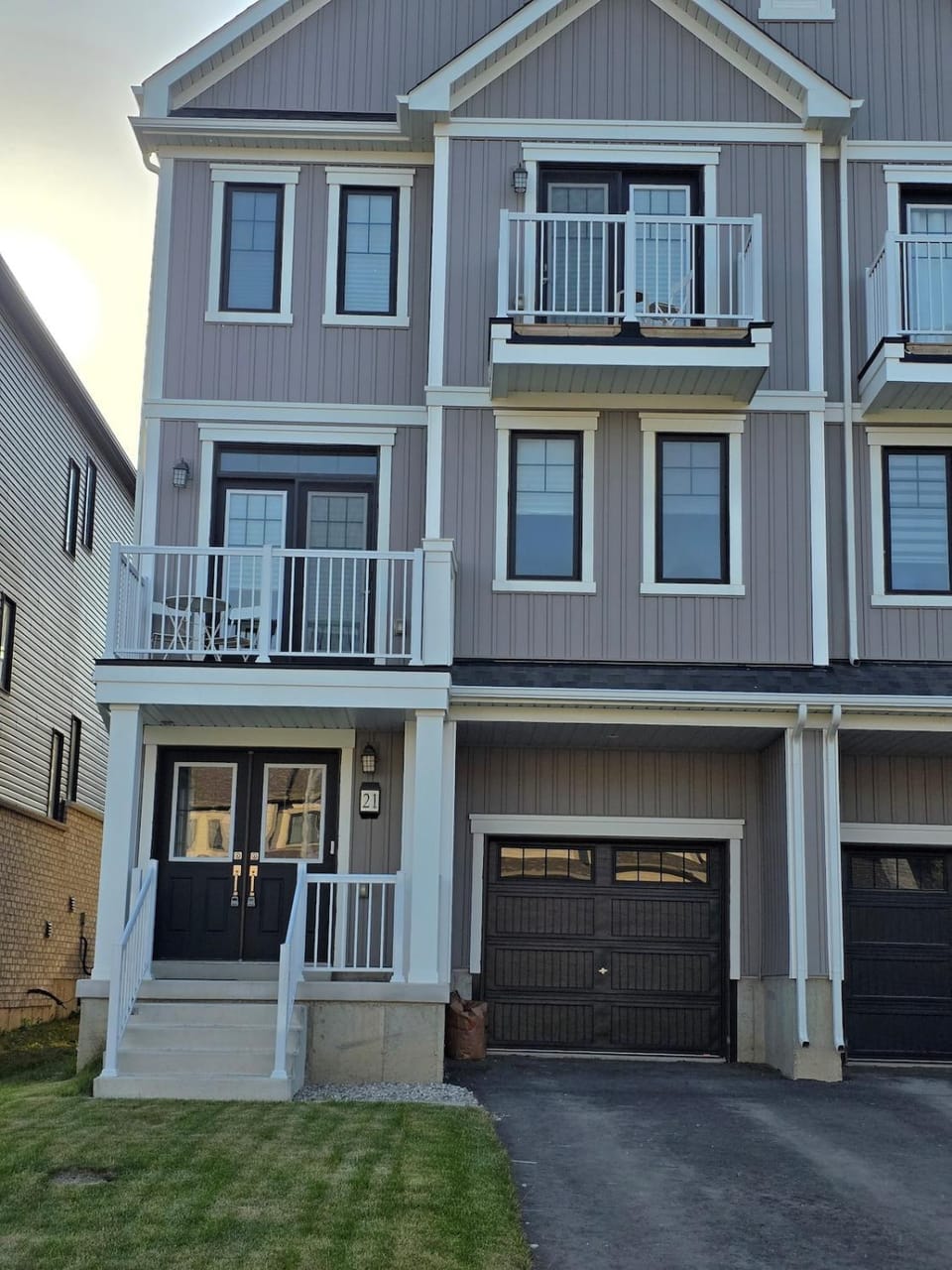 Modern Stylish Cozy Home Balcony Wifi House in Hamilton