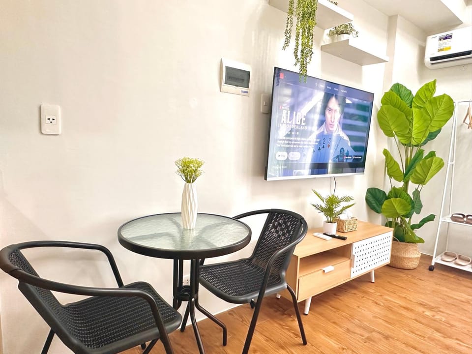 TV and multimedia, Living room, Seating area, Dining area, air conditioner