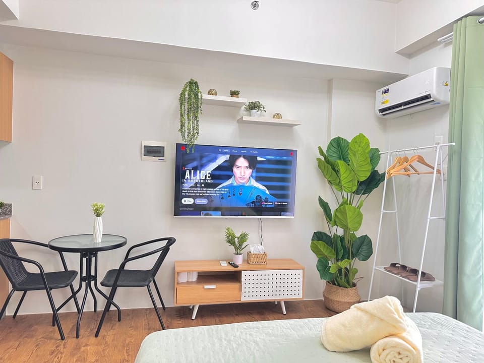 Communal lounge/ TV room, TV and multimedia, Living room, Seating area, Dining area, Evening entertainment, air conditioner