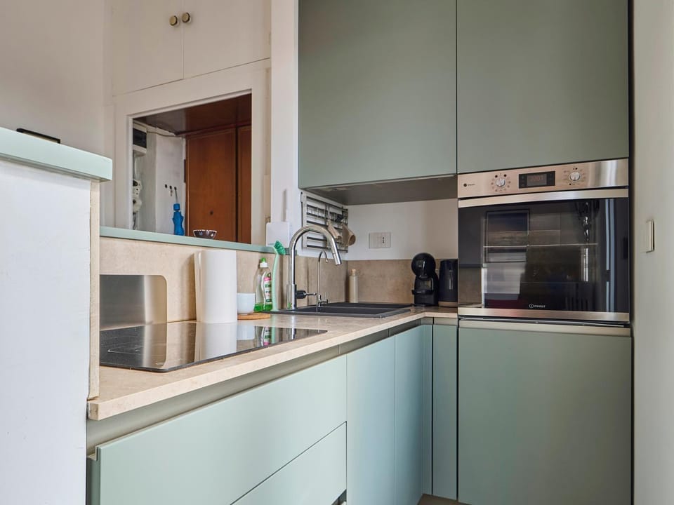 Coffee/tea facilities, Kitchen or kitchenette, dishwasher, oven, stove