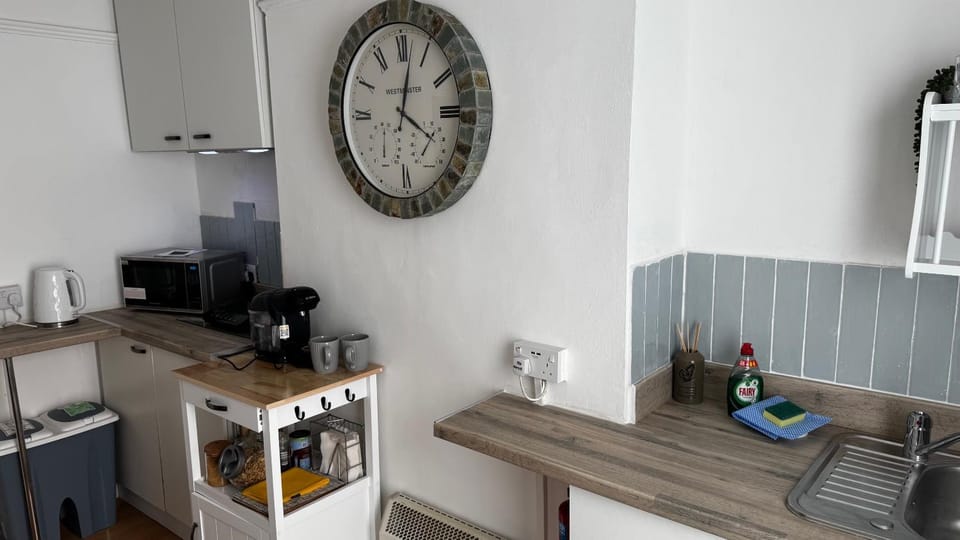 Coffee/tea facilities, Kitchen or kitchenette, stove, toaster