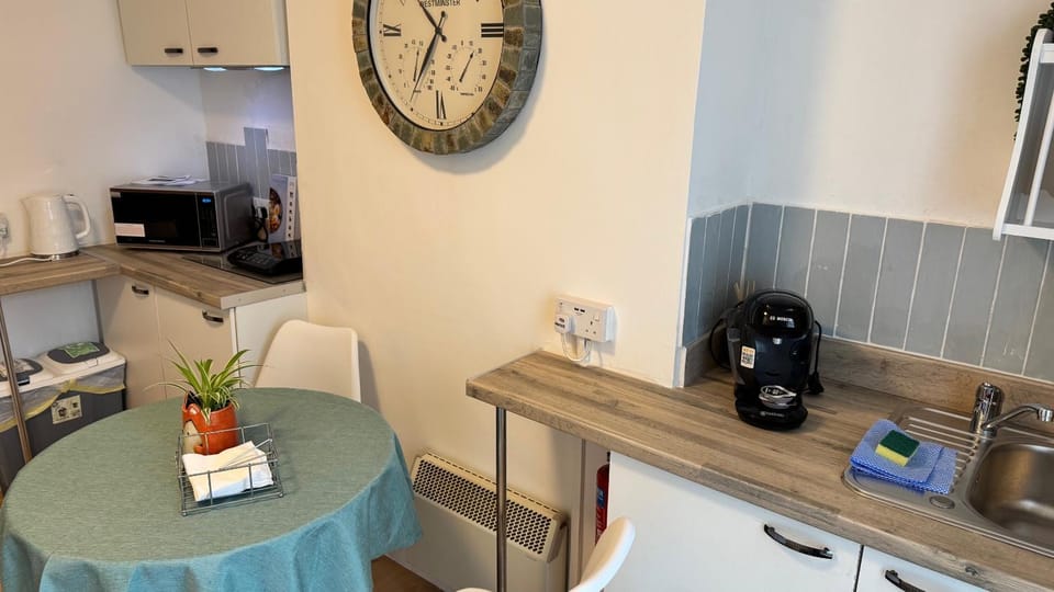 Coffee/tea facilities, Kitchen or kitchenette, Dining area, pet friendly, stove, toaster