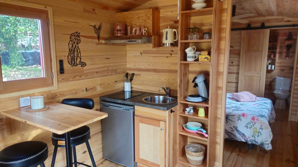 Bathroom, Kitchen or kitchenette, Dining area, Bedroom, stove