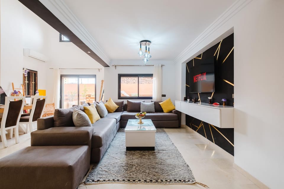 Communal lounge/ TV room, TV and multimedia, Living room, Seating area, Evening entertainment