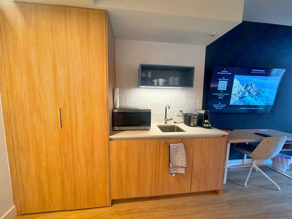 TV and multimedia, Kitchen or kitchenette, Seating area