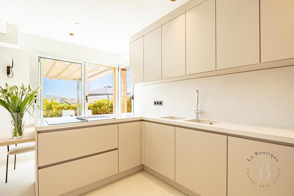 Kitchen or kitchenette, Garden view, stove