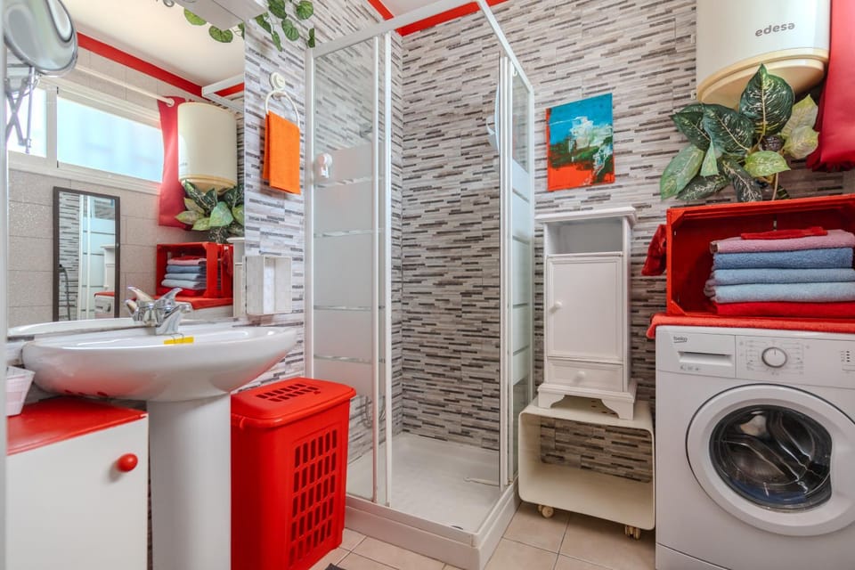 Bathroom, Kitchen or kitchenette, towels, washing machine