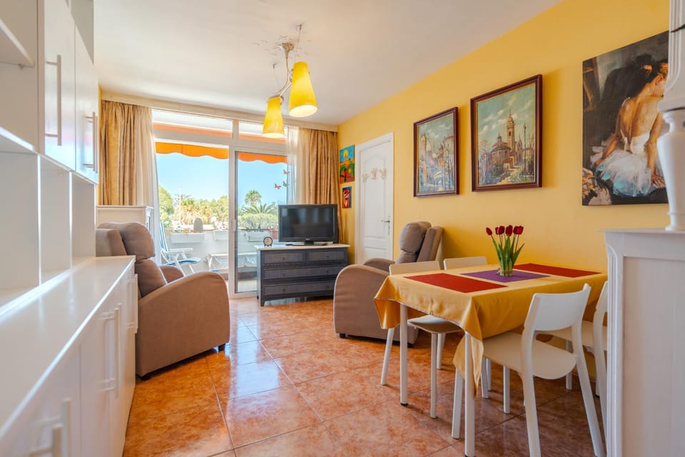 Communal lounge/ TV room, TV and multimedia, Living room, Seating area, Evening entertainment