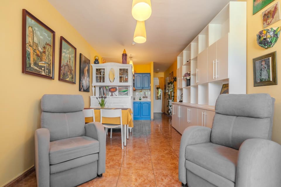 Kitchen or kitchenette, Living room, Seating area, Dining area