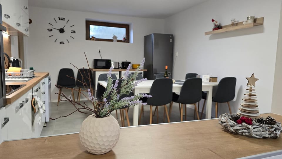 Kitchen or kitchenette, Seating area, Dining area, dishwasher, microwave, minibar, oven, stove, dryer