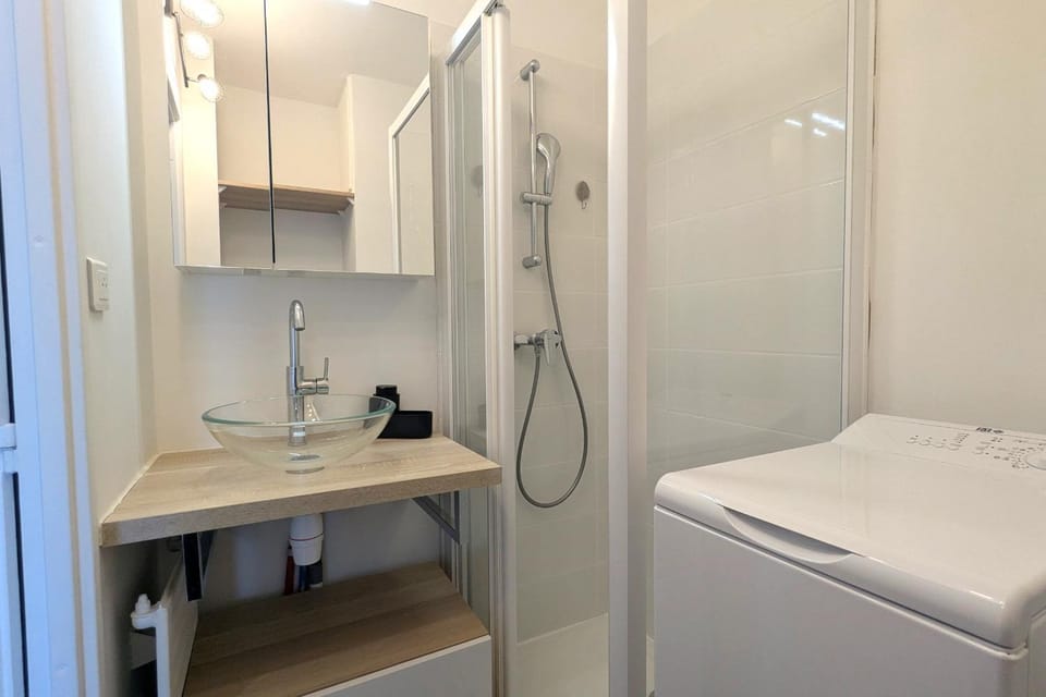 Bright studio with pool and sea view Apartment in La Seyne-sur-Mer