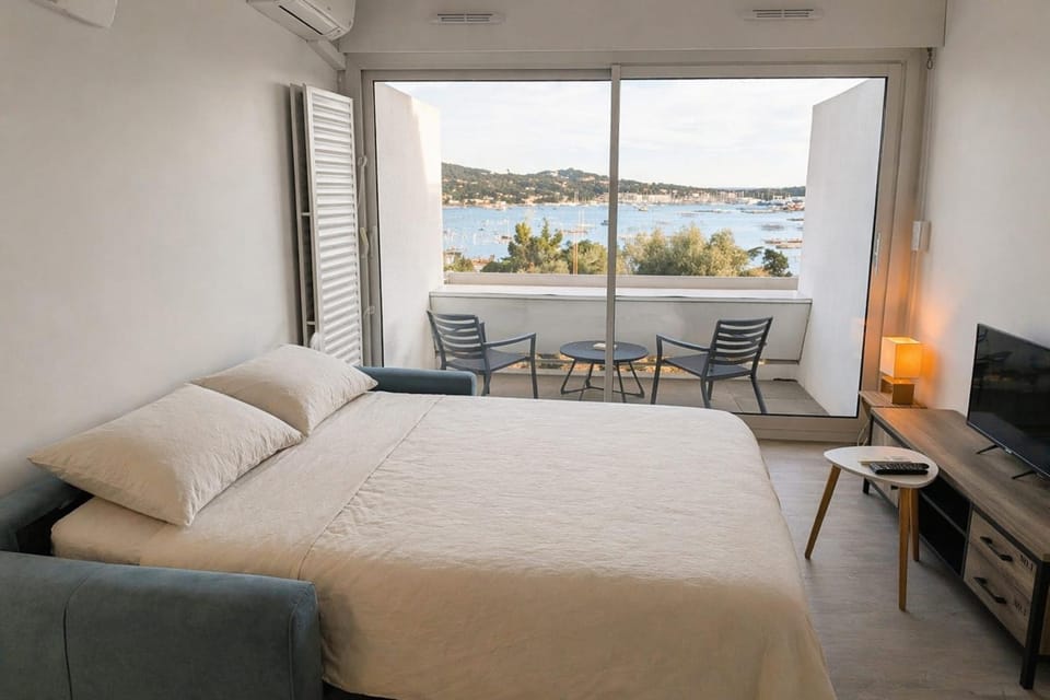 Bright studio with pool and sea view Apartment in La Seyne-sur-Mer