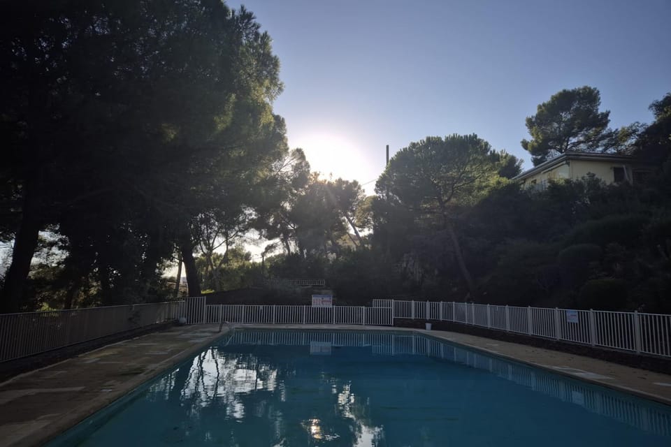 Bright studio with pool and sea view Apartment in La Seyne-sur-Mer