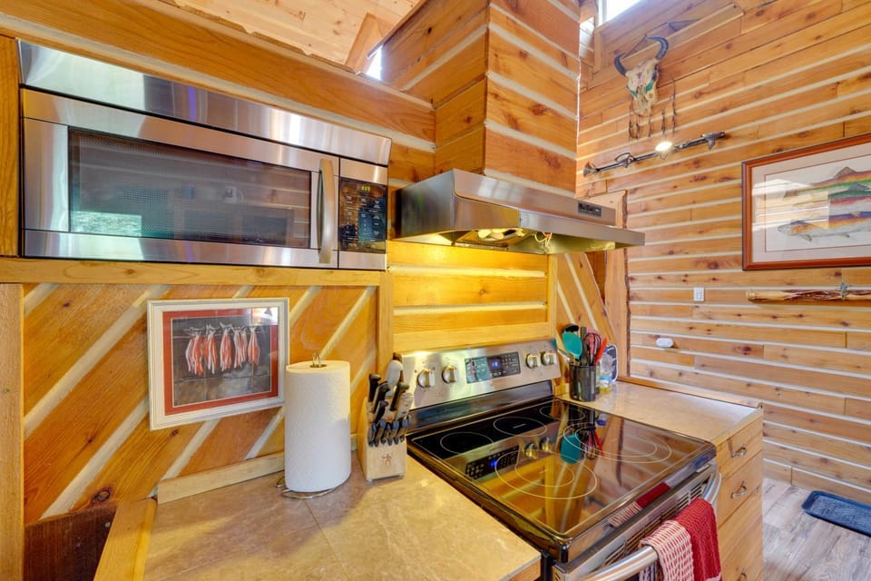 Lake Access at Peaceful Kenai Peninsula Getaway House in Ridgeway