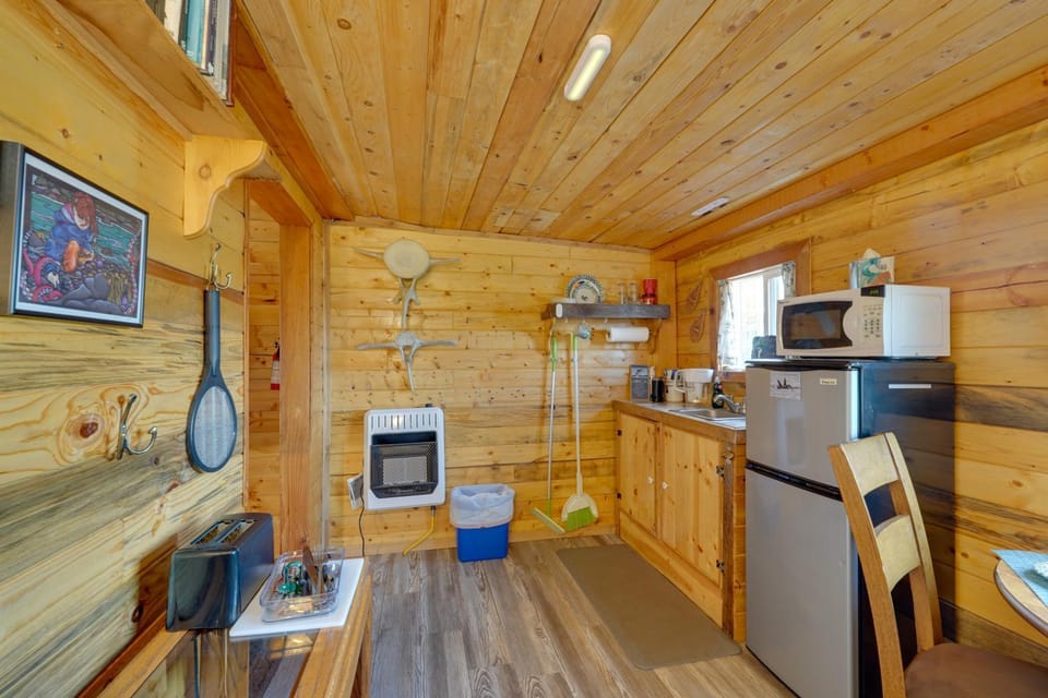 Lakefront Bliss! Ultimate Soldotna Retreat w/ Deck Apartment in Ridgeway