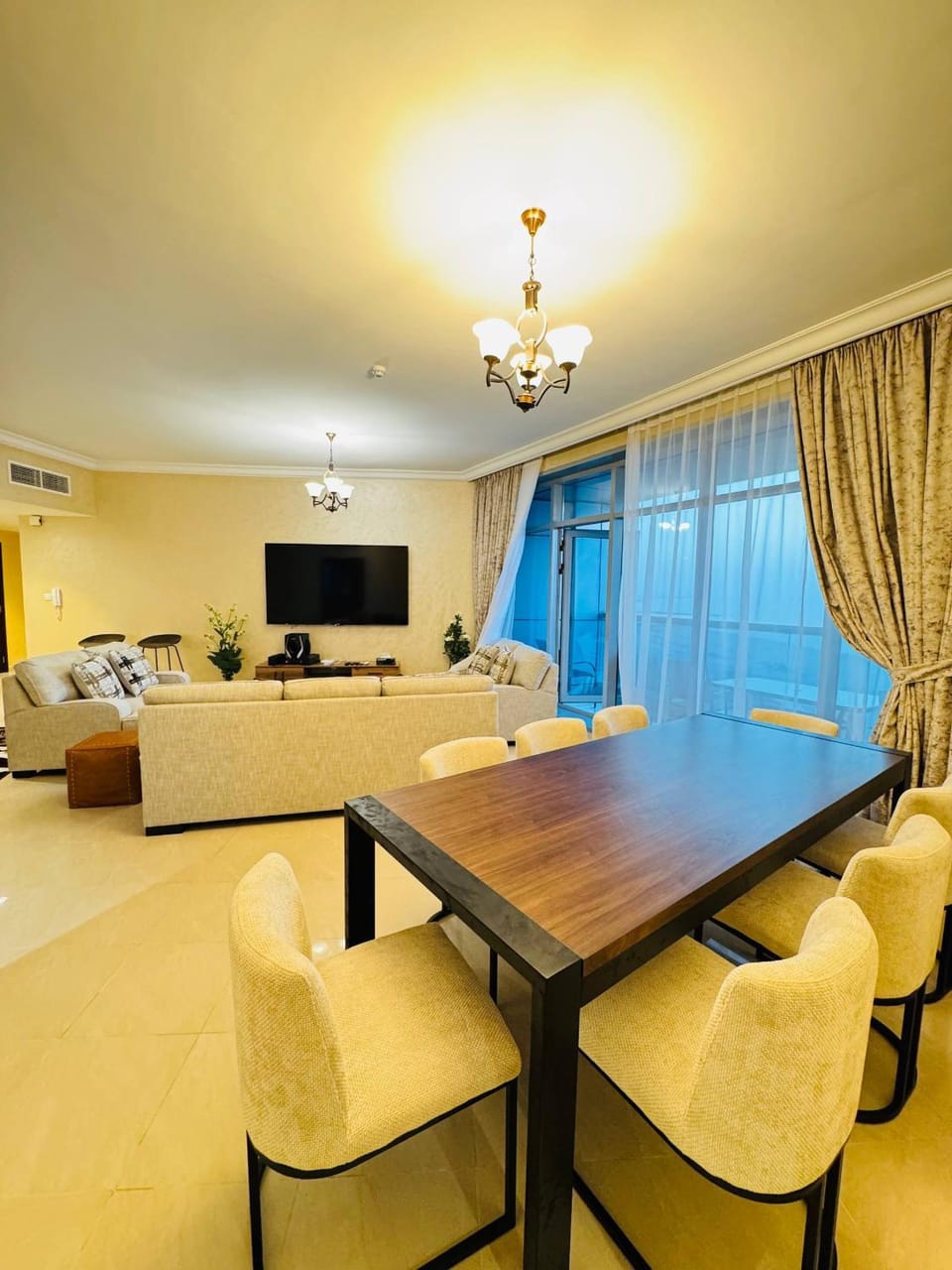 TV and multimedia, Living room, Seating area, Dining area