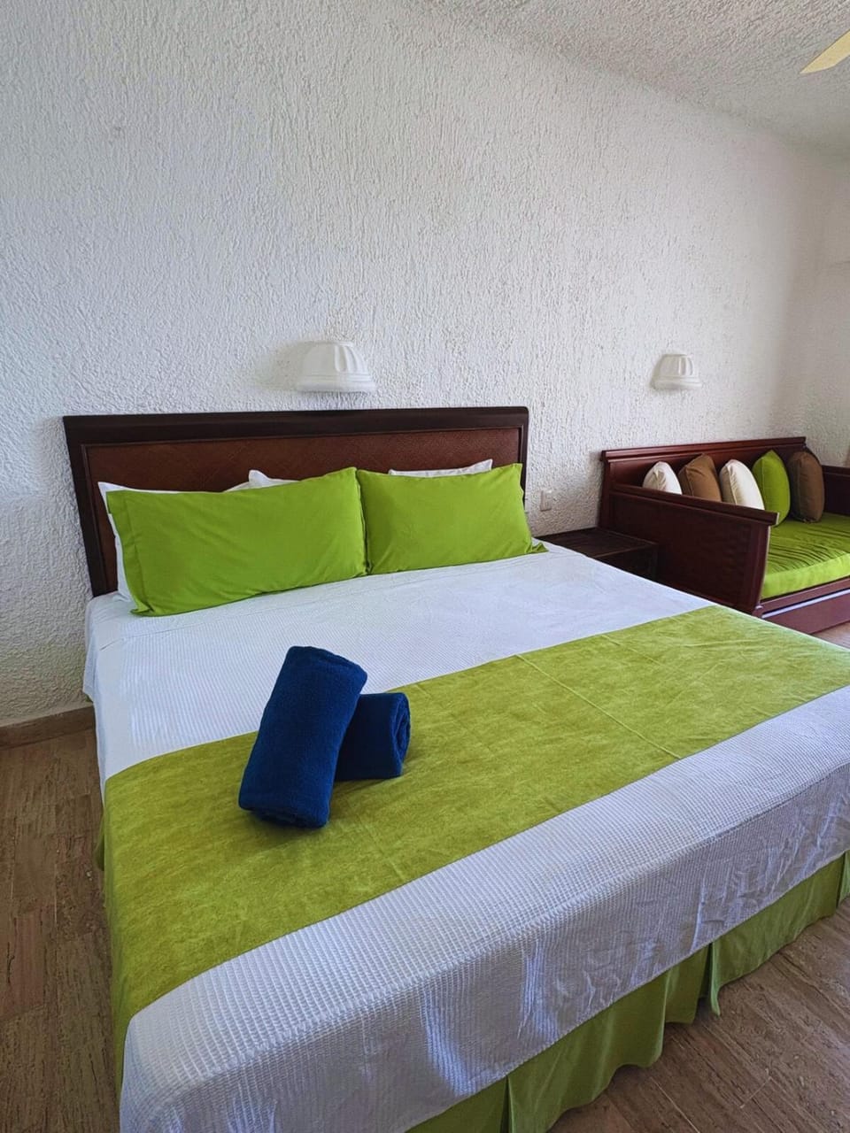 Bed, Bedroom, towels