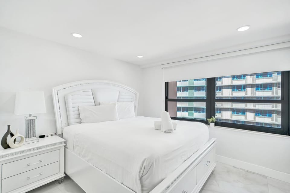 Oceanfront Escape with Resort Amenities Gym Pools and Sauna 1408 Apartment in Miami Beach