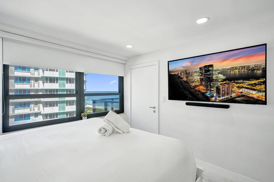Oceanfront Escape with Resort Amenities Gym Pools and Sauna 1408 Apartment in Miami Beach