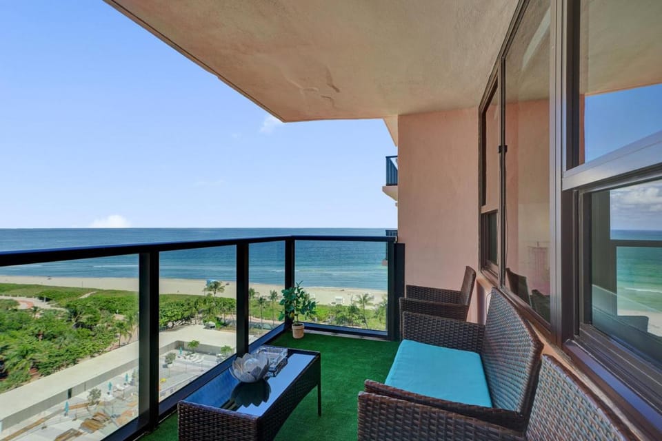 Oceanfront Escape with Resort Amenities Gym Pools and Sauna 1408 Apartment in Miami Beach
